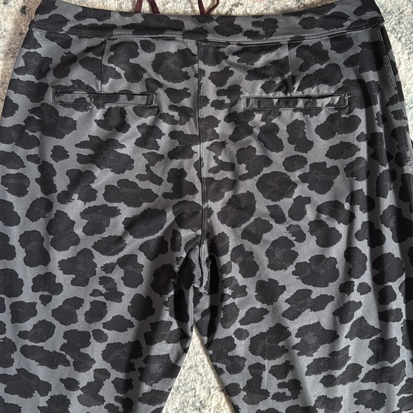 Lululemon Jet Crop in Cherry Cheetah Dark Slate Black - Picture 9 of 10